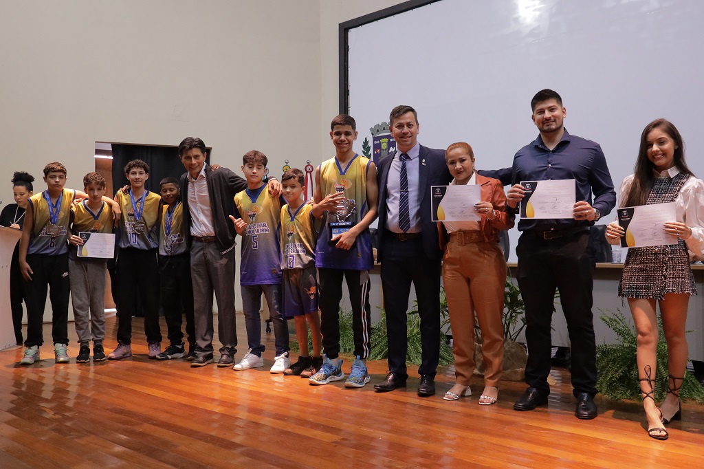 Câmara entrega honrarias durante sessão solene no Centro de Convenções de Ponta Porã