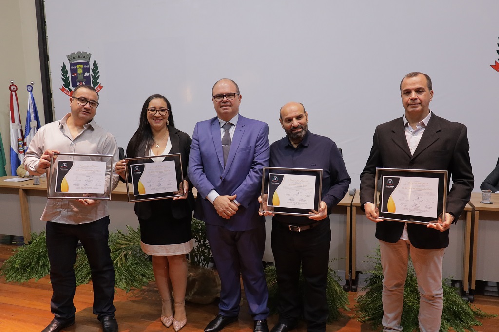 Câmara entrega honrarias durante sessão solene no Centro de Convenções de Ponta Porã