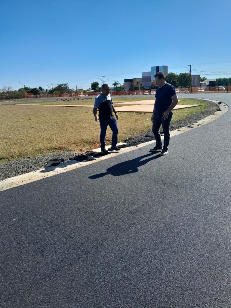 Prof. Ageu de Oliveira, Presidente da FAMS, vai a Chapadão do Sul conhecer a pista de Atletismo em construção