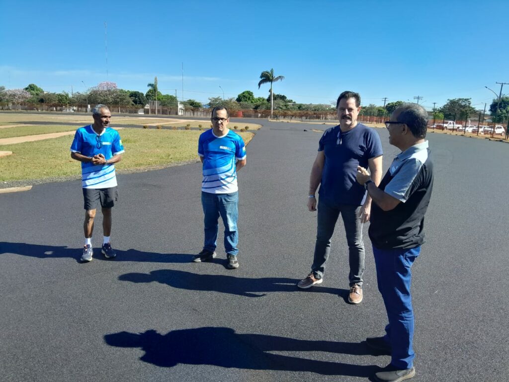 Prof. Ageu de Oliveira, Presidente da FAMS, vai a Chapadão do Sul conhecer a pista de Atletismo em construção