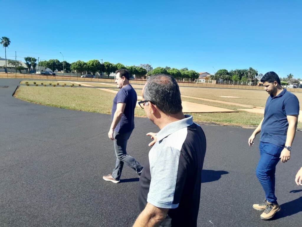 Prof. Ageu de Oliveira, Presidente da FAMS, vai a Chapadão do Sul conhecer a pista de Atletismo em construção