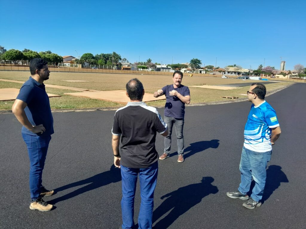 Prof. Ageu de Oliveira, Presidente da FAMS, vai a Chapadão do Sul conhecer a pista de Atletismo em construção