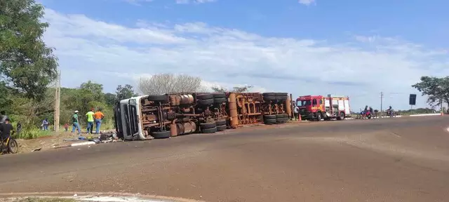 Dourados: Carreta com porcos tomba, animais morrem e motorista fica ferido