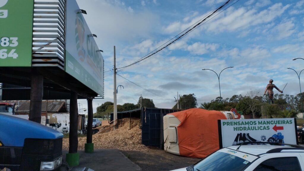 Carreta tomba no Trevo de Antônio João