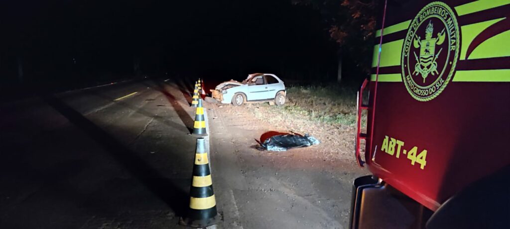 Amambai: Duas pessoas morrem, após carro bater em árvore