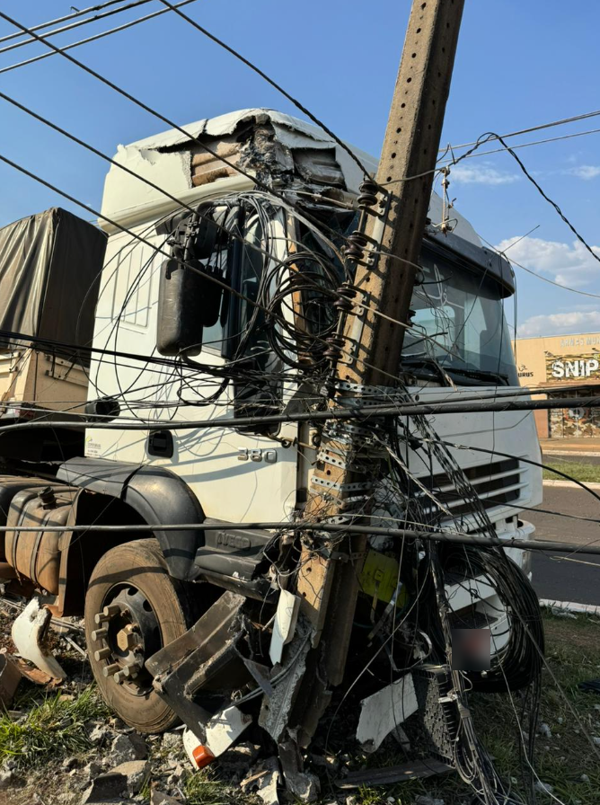 Amambai: Fios e cabos de energia e internet causa riscos a população