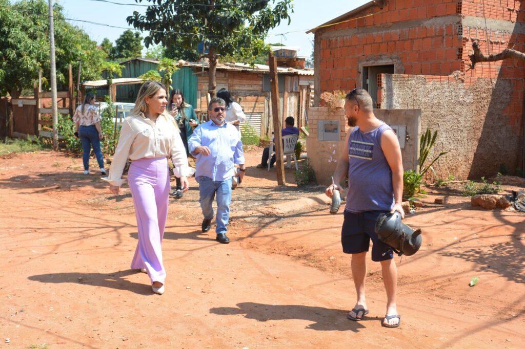 Carlos da UCP faz caminhada na região norte de Ponta Porã e ouve demandas da população