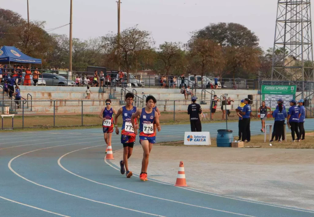 Em campeonato sub-16 de atletismo, atletas tiveram que superar adversários e resistir ao calor