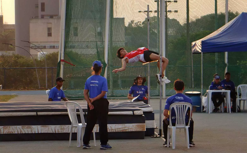 Em campeonato sub-16 de atletismo, atletas tiveram que superar adversários e resistir ao calor