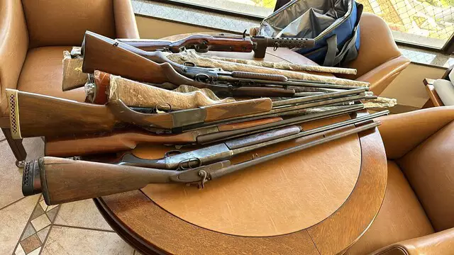 PF apreende 2,7 milhões em reais e dólares na casa de desembargador e armas