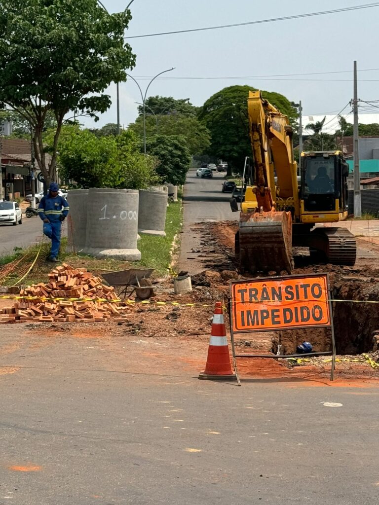 Execução de drenagem e alargamento de via interdita parte da Rua Antônio João em Ponta Porã