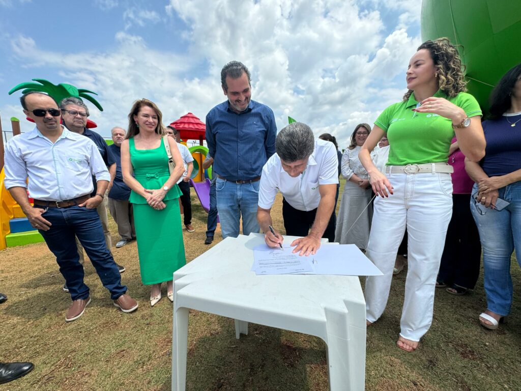 Município e SICREDI Centro Sul entregam parquinho infantil para região do Kamel Saad em Ponta Porã