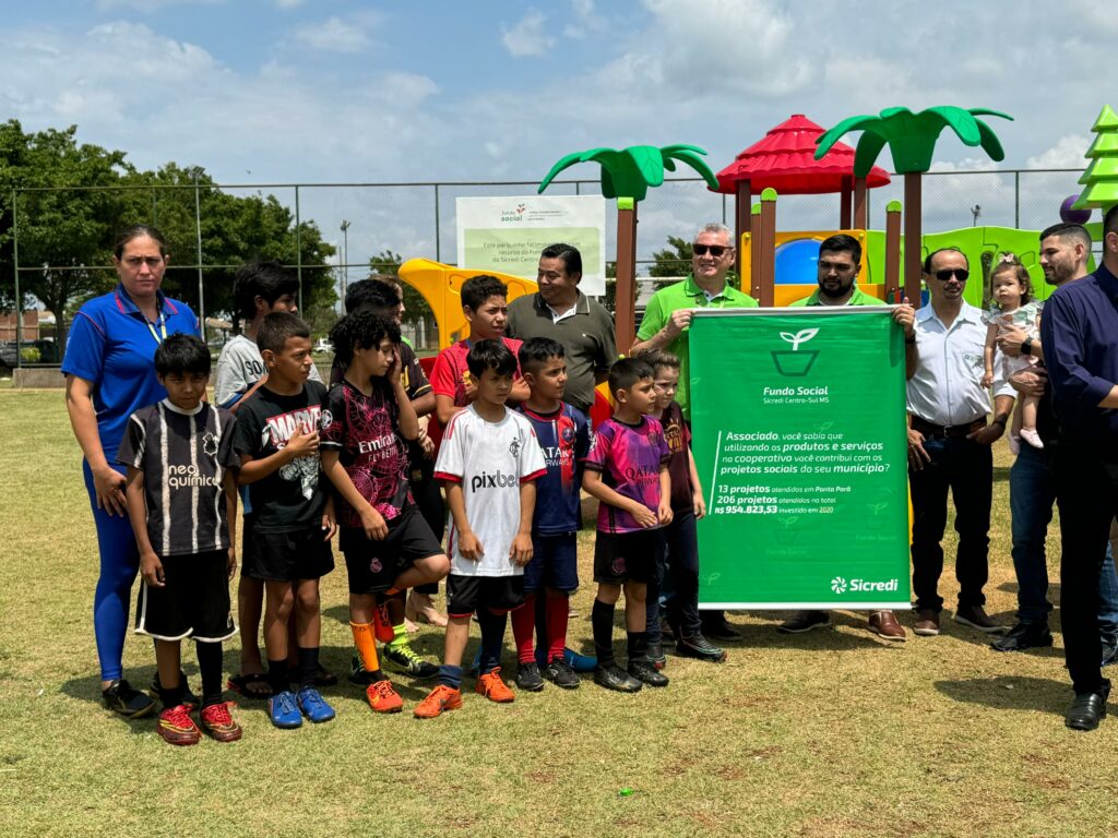 Município e SICREDI Centro Sul entregam parquinho infantil para região do Kamel Saad em Ponta Porã