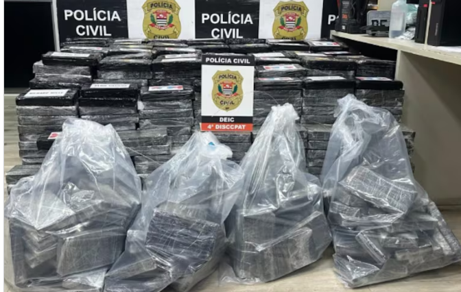 Polícia apreende 10 fuzis de guerra e mais de 1,5 tonelada de cocaína