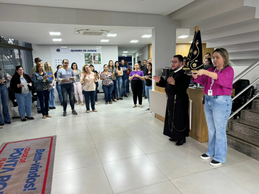 Imagem de Nossa Senhora Aparecida percorreu salas do Paço Municipal