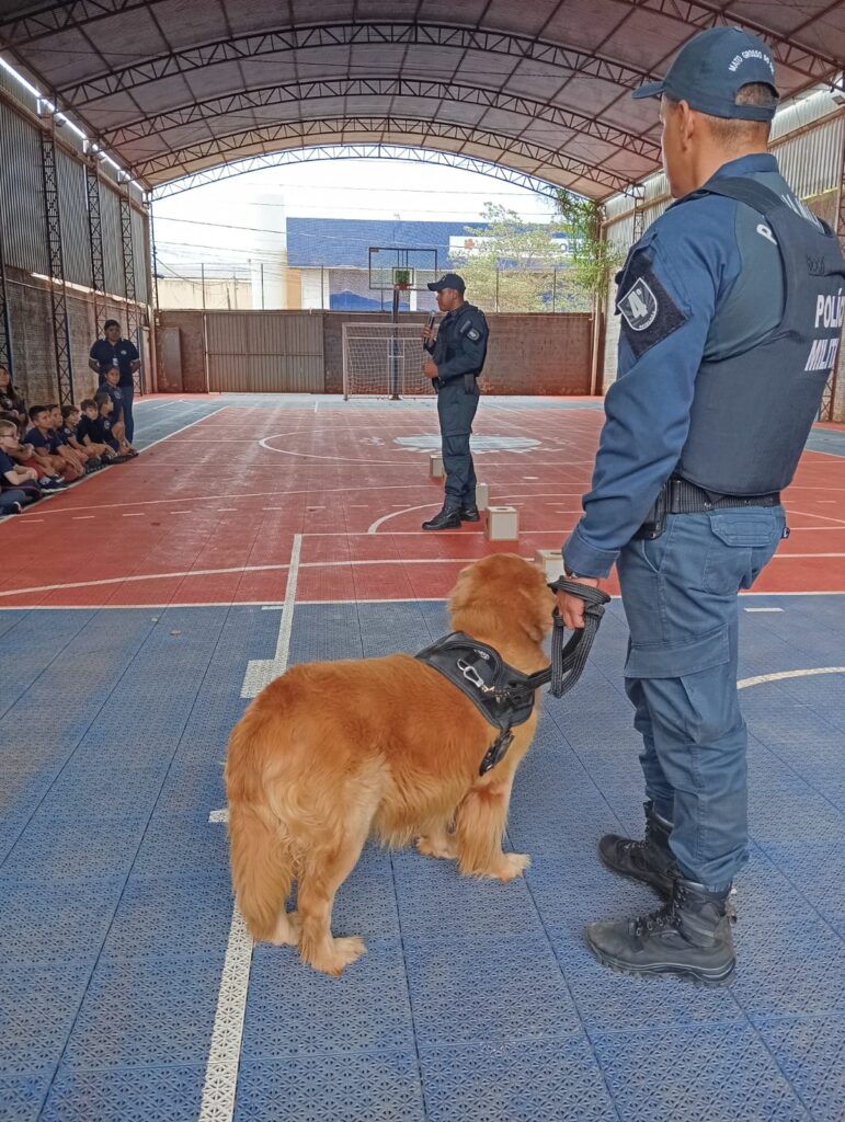 Ponta Porã: PM leva emoção e aprendizado para a Escola Mappe com demonstração da Força Tática e do Canil