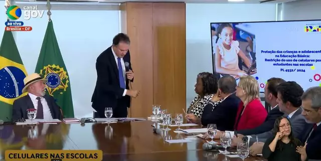 Presidente Lula sancionou; celulares estão banidos das salas de aula de todo país