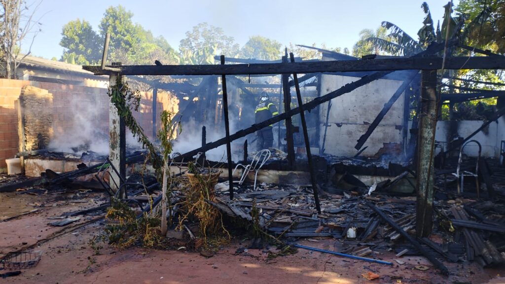 Casa pega fogo e fica destruída em Ponta Porã