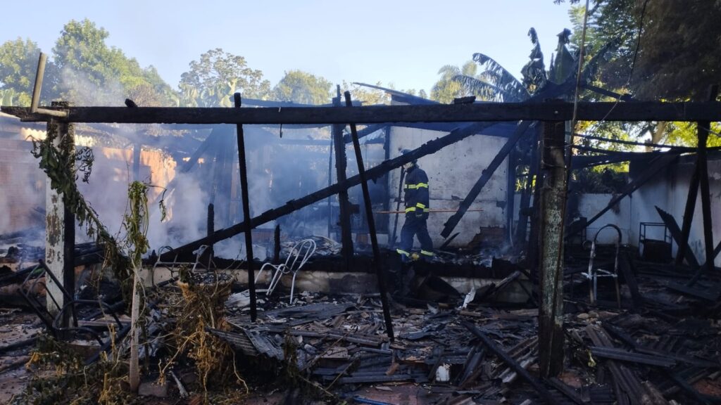 Casa pega fogo e fica destruída em Ponta Porã