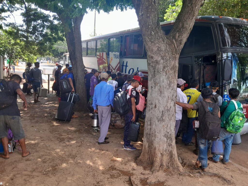 Casa do Trabalhador de Ponta Porã embarca 46 Indígenas para colheita de maçãs em Vacaria, RS