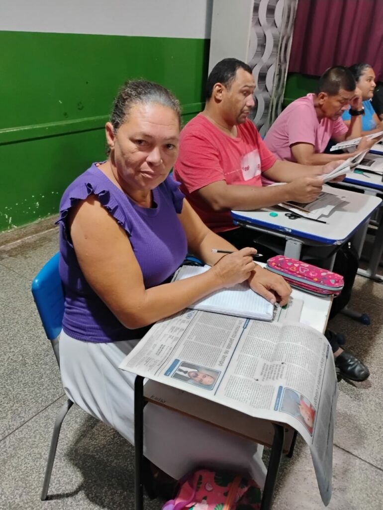 Jornal Impresso se torna método pedagógico revolucionário, na mão de estudantes idosos e indígenas