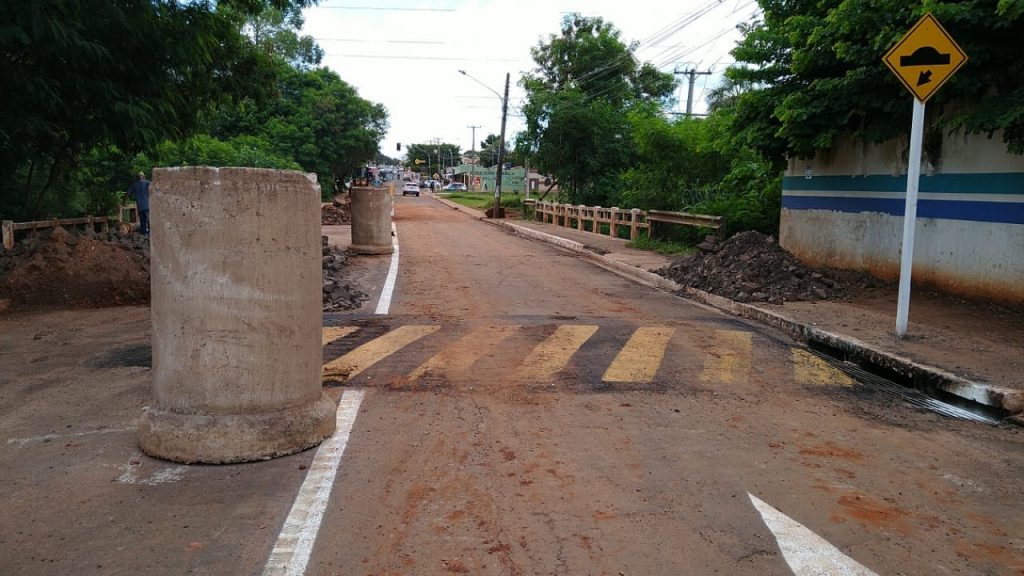 Prefeitura libera trânsito centro/bairro em ponte sobre o Córrego Lagoa na Avenida Panambi Vera