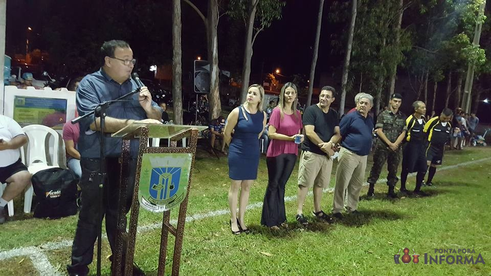 Jornalista Tião Prado é homenageado por serviços prestados ao esporte de Amambai