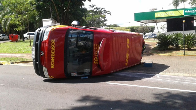 Com o impacto da batida, viatura tombou na pista - Foto: Bruno Henrique/Correio do Estado