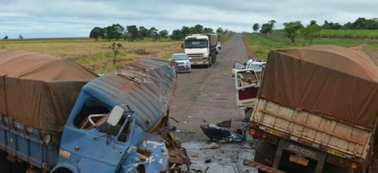 Caminhão e carreta envolvidos no acidente ficaram completamente destruídos.Foto: Sidiney Bronkafoto: Sidney Bronka (94 FM)