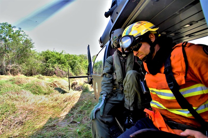 Bombeiros chegam pelo ar ao ponto de combate ao fogo, região de difícil acesso na RPPN da fazenda Caiman