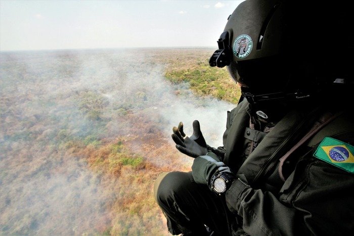 Do alto, a facilidade de localização do foco de calor e a redução de tempo para chegar ao local e iniciar o combate