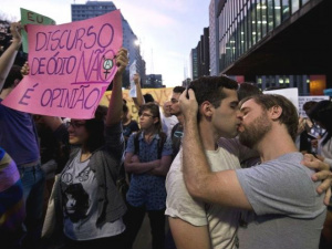 Durante protesto, casal se beija na Avenida Paulista (Foto: Nelson Almeida)