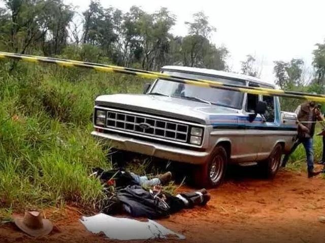 Corpos foram localizados próximo a caminhonete (Foto: Capitanbado)