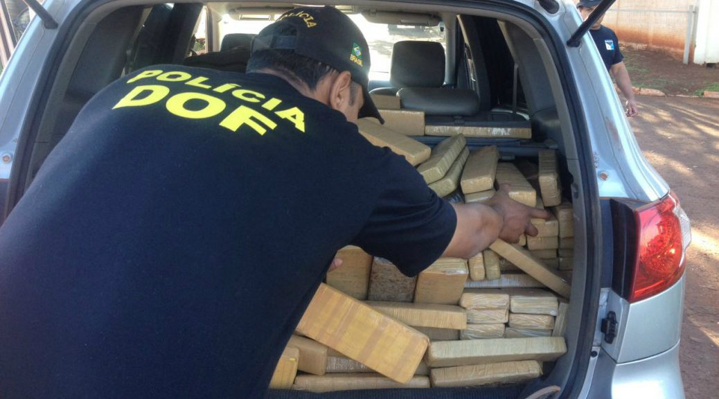 Policiais do DOF encontraram os tabletes da maconha escondidos no porta mala do veículo (Foto: DOF)