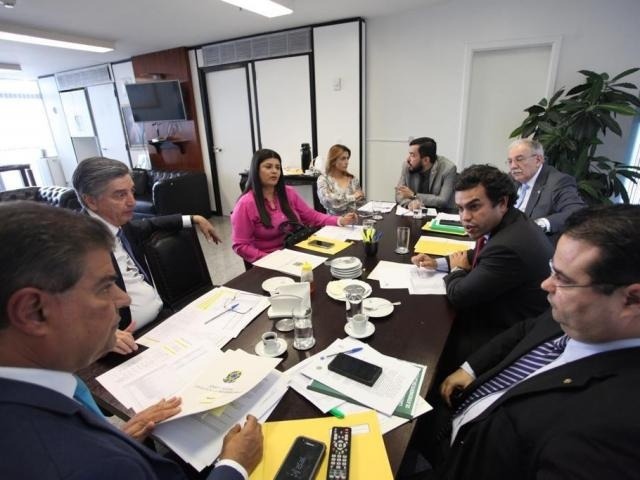 Da esquerda para a direita: Nelsinho Trad, Dagoberto, Rose, Soraya, Loester, Ovando, Beto Pereira e Fábio Trad, em reunião para discutir regras para obtenção de emendas. (Foto: Divulgação/Assessoria)