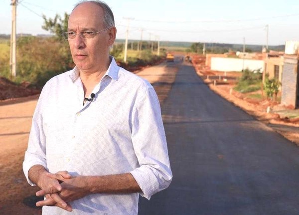 Prefeito Hélio Peluffo vistoria obras na Belmiro de Albuquerque em Ponta Porã