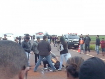 A suspeita é de que índio tenha se distraído ao atravessar a rodovia e não viu a aproximação do veículo que acabou o atingindo. (Foto: Laércio Barros)