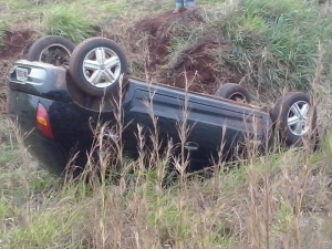 Após atropelar indígena, o motorista perdeu o controle do veículo que saiu fora da pista. (Foto: Laércio Barros)