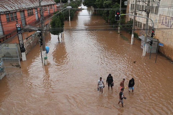 Moradores caminham por rua inundada após fortes chuvas no bairro de Vila Prudente, em São Paulo - Amanda Perobelli/Reuters/Direitos reservados