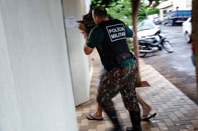 Lúcio Roberto Queiroz Silva se entrega à polícia. Ele estava escondido em uma propriedade rural. — Foto: Pablo Nogueira/Interativo MS