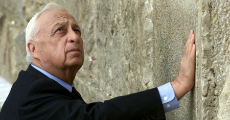  Na foto, já eleito, ele reza no Muro Ocidental da cidade de Jerusalém.Foto: REUTERS/Jim Hollander