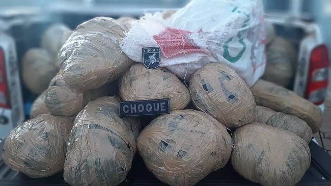 Fardos de droga encontrados no assentamento. (Foto: Choque) - 