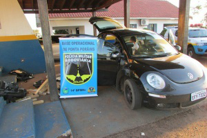 Carro teve a parte interna desmontada para retirar a droga. (Foto: MS Aqui News)