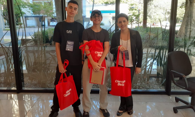 Estudantes e orientadora apresentaram o trabalho no Rio Grande do Sul - Foto: Arquivo Pessoal