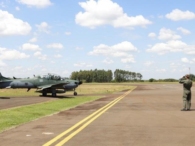 Super Tucano da FAB decola do aeroporto de Dourados para abordar aeronave suspeita na fronteira (Foto: Helio de Freitas)