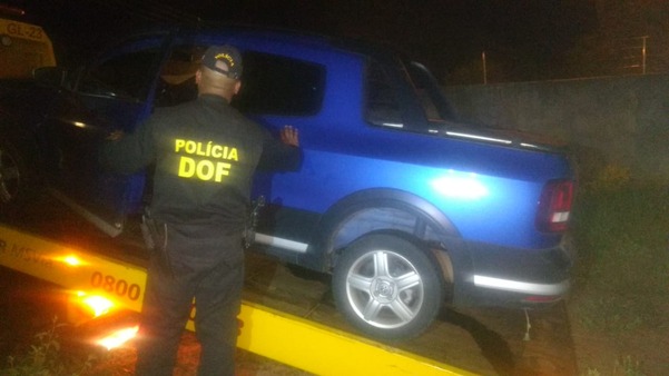 Adolescente com carro roubado não obedece ordem de parada, tenta fugir mas é apreendido