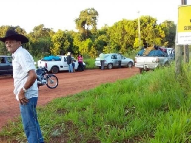 Trabalhadores rurais durante invasão da Fazenda Barraca, em Inocência (Foto: InterativoMS)