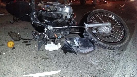 Furtou motocicleta, bateu de frente com caminhão na fuga e morreu na rodovia