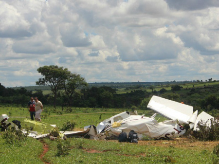 Aeronave caiu em área de pastagem, de difícil acesso (Foto: Priscilla dos Santos/ G1 MS)