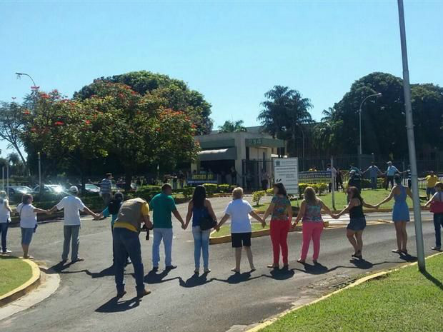 Manifestantes na sede do MPE-MS no domingo (Foto: TV Morena)